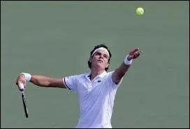 Aprs avoir lanc en l'air la balle pour le service, le serveur dcide de ne pas la frapper et la rattrape dans sa main. Y a-t-il une faute ?