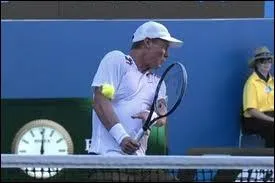 En double, si la balle de service passe le filet et touche le partenaire du relanceur avant de rebondir, que dcide-t-on ?