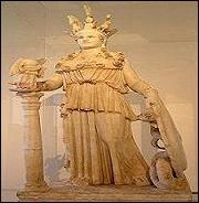 La sculpture glorifie l'harmonie des formes du corps comme chez Phidias et Praxitèle. Quelle est cette statue que vous trouverez au musée archéologique d'Athènes ?
