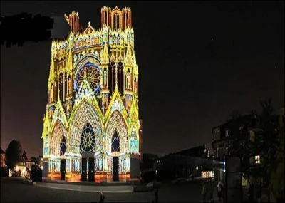 L'art médiéval voit apparaître un retour du religieux, tourné vers la célébration de la foi. Quelle est cette cathédrale comptant 2 303 statues ?