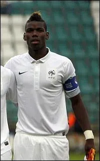 Depuis quelle anne est-il un joueur professionnel de football ?