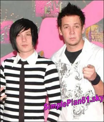 Qui est le personnage à gauche ?