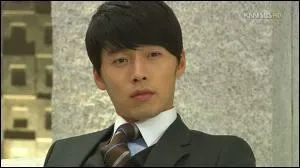 Comment s'appelle l'homme qui lui court aprs ?