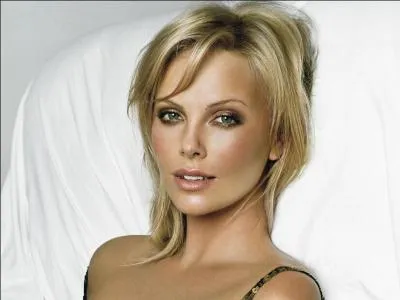 Juste magnifique dans  Hancock  et tant d'autres. Qui est-elle ?