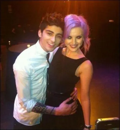 Tous deux dans un groupe, ils sont fous amoureux et s'accrochent malgr la distance, quel est ce couple ?