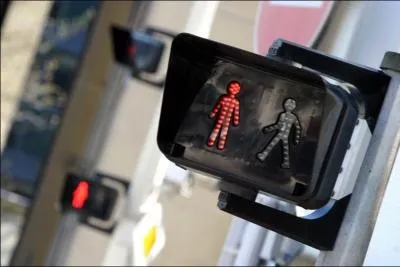  Paris, pour les passages pitons, quand il ne faut pas traverser c'est indiqu par un homme rouge; qu'est-ce qui remplace l'homme rouge  New York ?