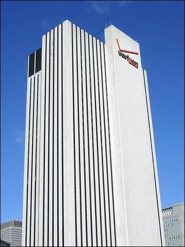  New York, la tour la plus haute est la  Verizon Tower ,  Paris la plus haute est la tour ________.