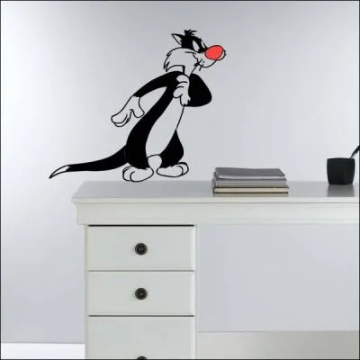 Qui est inlassablement poursuivi par Sylvestre le chat ?