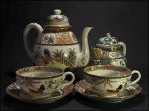 - en porcelaine fine, bien (... ), et tide, je vous prie ! - ou encore la facture de la (... ),