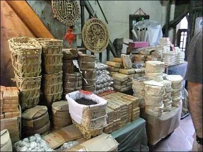 C'est depuis son escapade (... ) et une vire dans un magasin de th, dont l'impressionnante (... ) empreinte de (... )