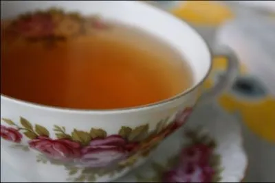 Aussi son entourage se plaint-il que La se montre si (... )  tant de dtails (... ) que l'paisseur de la tasse