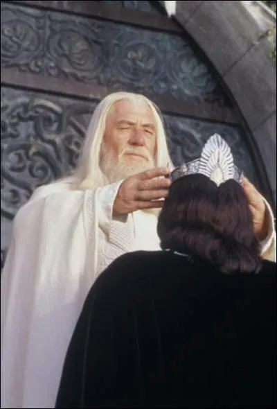 Qui Gandalf sacre t-il Roi?