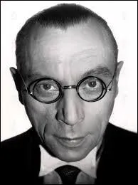 L'envie de masquer son bégaiement a poussé Louis Jouvet à prononcer les textes de sa façon si particulière. Quel rôle de docteur a-t-il interprété ?