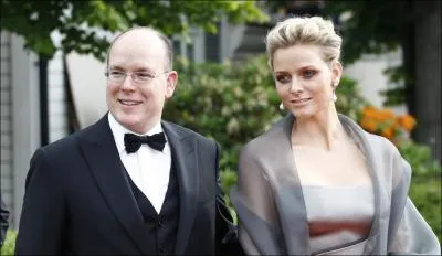 Albert II de Monaco est un bègue célèbre. Avant de se marier avec Charlène Wittstock, il a eu une fille en 1992 avec une serveuse américaine et un fils en 2003 avec une hôtesse de l'air d'origine -----------.