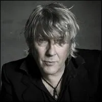 Le chanteur belge Arno est atypique et fait vibrer sa voix brisée qui lui a valu le surnom de...