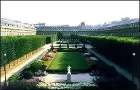 Avocat et journaliste, il fait un discours mémorable dans les jardins du Palais Royal. Il connait un destin tragique et meurt à 33 ans.