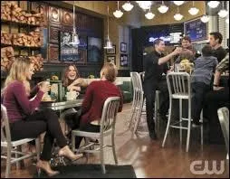 Haley a ouvert un caf. Lequel et avec qui ?