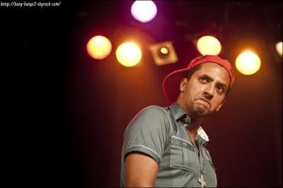 De quel couleur est la casquette de Majid ?