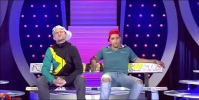 Complte cette phrase. Dans le sketch  J'ai lu le nouveau roman de Marc Levy  Majid ( Rayan ) dit  Hugues ( Steeve )   Tu sais quoi Steeve ? Arrange toi pour pas...  