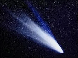 Comment s'appelle la partie nbuleuse qui entoure le noyau d'une comte ?