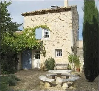 Comment nomme-t-on ces petites constructions maonnes  vocation d'habitat temporaire dans le pays cvenol ?