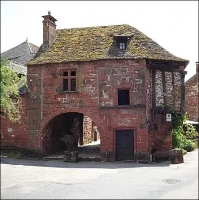 Toiture en lauzes, murs de grs rouge,   la maison de la Sirne   est une habitation du trs joli village corrzien de... . .