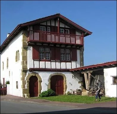 Caractrise par des murs blanchis  la chaux, un toit en tuiles romaines et des pans de bois apparents couleur  sang de boeuf , c'est une... .