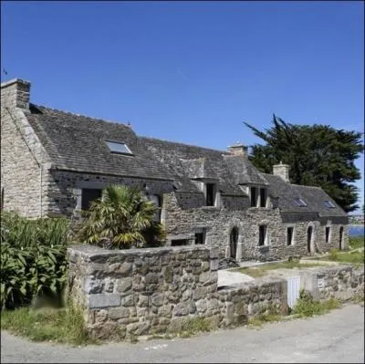 Dans quelle rgion de France trouve-t-on ces longres typiques aux toits d'ardoises et aux murs en granit ?