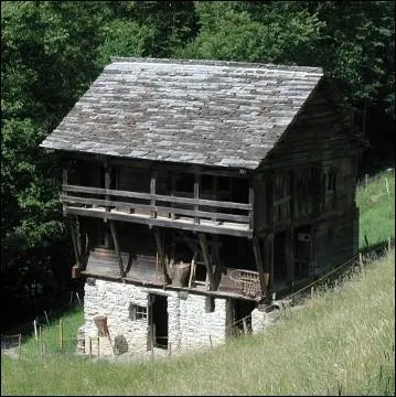 De dimensions modestes, servant principalement de grenier, ces petits chalets de montagne sont typiques  quelle rgion alpine ?