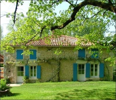 Dans quelle rgion de France peut-on voir ces maisons traditionnelles en pierres calcaires, charpentes en bois de peuplier et tuiles supportes par des bottes de roseaux ?