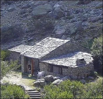 Construite en pierres sches assembles  sec sans mortier et cales avec des cailloux de moindre importance, c'tait l'habitation spartiate du berger... .