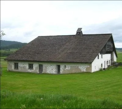 Comment appelle-t-on les planchettes d'pica ou de mtal recouvrant les faades exposes aux intempries dans les fermes comtoises ?