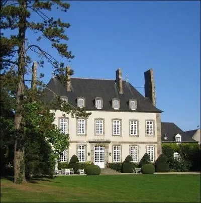 Quel tait le nom donn  ces vastes demeures de plaisance , construites par des armateurs de Saint-Malo aux XVIIe sicle et XVIIIe sicle ?