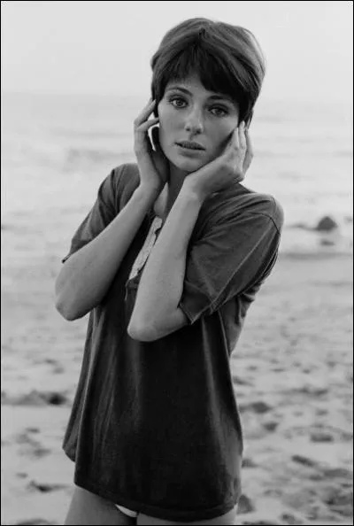 Actrice anglaise, d'origine française, elle parle couramment notre langue !