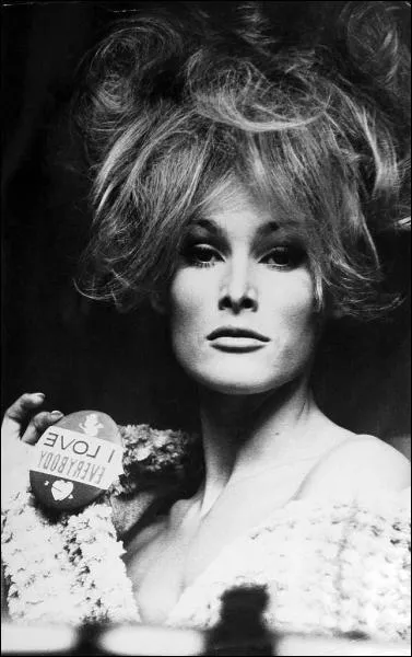 Crature sculpturale, un James Bond lui apporta la clbrit !