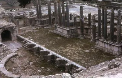 Le thtre, construit en 168 ou 169, est l'un des mieux conservs d'Afrique romaine et peut accueillir 3 500 spectateurs,  :