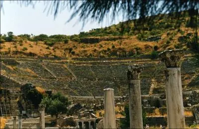 La construction monumentale, encore visible aujourd'hui, commena  l'poque hellnistique et se termina  l'poque romaine. L'auditorium pouvait accueillir jusqu' 24 000 personnes.