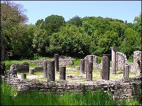 Les ruines de Butrint sont inscrites sur la liste du patrimoine mondial de l'Unesco depuis 1992. O se trouve se site comprenant un thtre, des bains romains, une chapelle du ve sicle ?