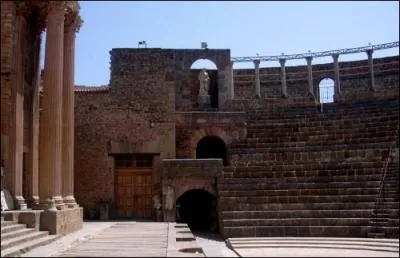 Le thtre romain de l'antique Calama, ville du Nord-Est de l'Algrie, fut difi en 201. C'est le site de :