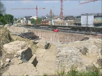 Le thtre romain antique au cur de la citadelle est l'un des plus grands du monde romain au nord des Alpes, situ dans la ville de :