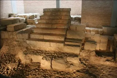 L'un des plus grands thtres de toute l'Hispanie et l'un des plus importants en dimensions de tout l'Empire romain avec 124 mtres de diamtre. Vous verrez les vestiges  :