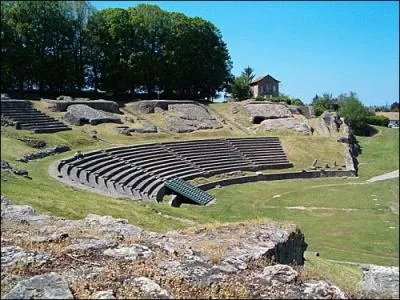 Le thtre antique d'Autun, construit au Ier sicle, pouvait accueillir 20 000 personnes. Une partie des gradins a t restaure au dbut du XXe sicle. Il se trouve en :