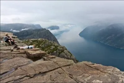 Dans quel pays peut-on pratiquer le  Base jump  dans des fjords ?