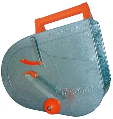 Avec cet outil-l, le maon peut crpir, et mme chanter un air autrichien des montagnes en mme temps. Quel est le nom de l'outil en question ?