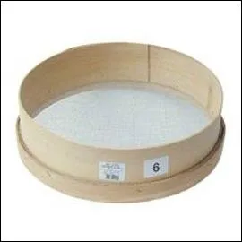 Le sable doit tre propre et dbarrass d'ventuelles impurets. Quel est l'outil qui va servir  faire cela ?