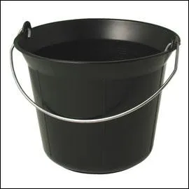 Le maon utilise aussi de l'eau. Dans quoi la transporte-t-il ?