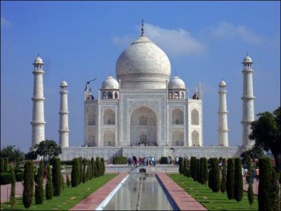 En quelle matire est construit le Taj Mahl ?
