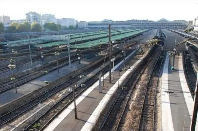 Dans quel pays d'Europe continentale la premire ligne de chemin de fer pour voyageurs a-t-elle t installe ?