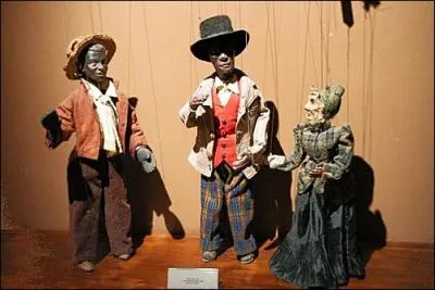 Ces marionnettes proviennent d'un thtre italien priv datant du dix-neuvime sicle. Quelle ville reprsentent-elles ?