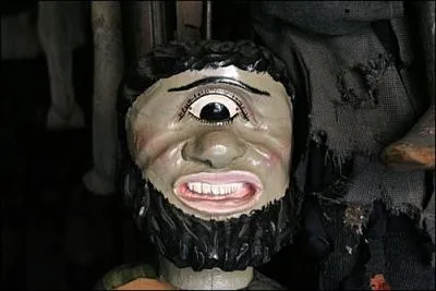 Continuons la visite de ce muse. C'est ... , le gant qui n'a qu'un il au milieu du front. Il retenait Ulysse et ses compagnons dans son antre.